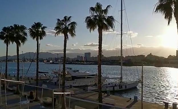 Vídeo | Los barcos del puerto de Málaga hacen sonar sus sirenas en agradecimiento a los sanitarios